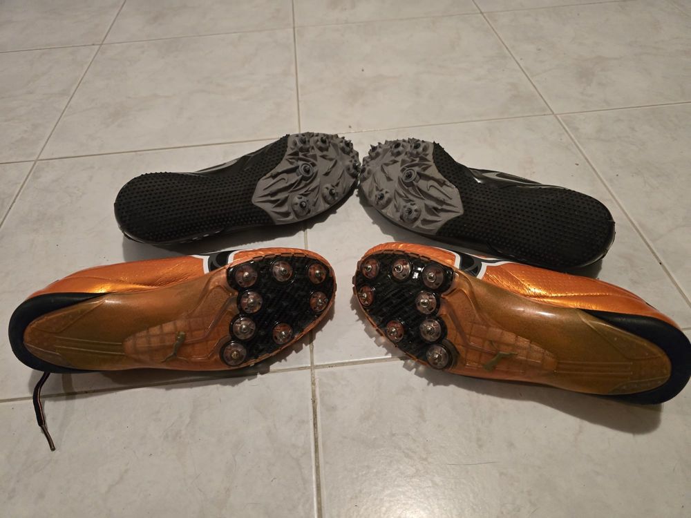 Vendo 2 Tenis de bicos competicao