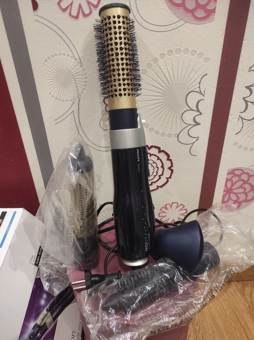 Фен Philips Salon Airstylist Ion 1000 Вт
Слухняне та блискуче волосся