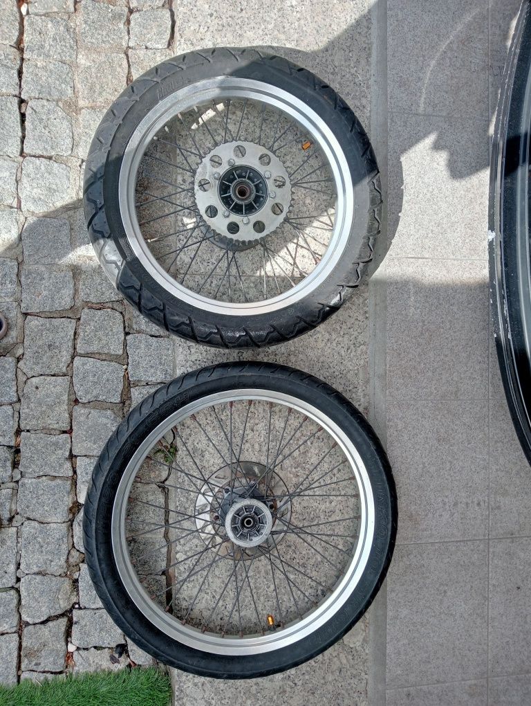 Jantes completas (com pneus). 18 atrás e 21 á frente. Negociável