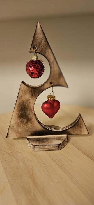 Choinka drewno dekoracje świąteczne  bąbki lampki ozdoby prezent