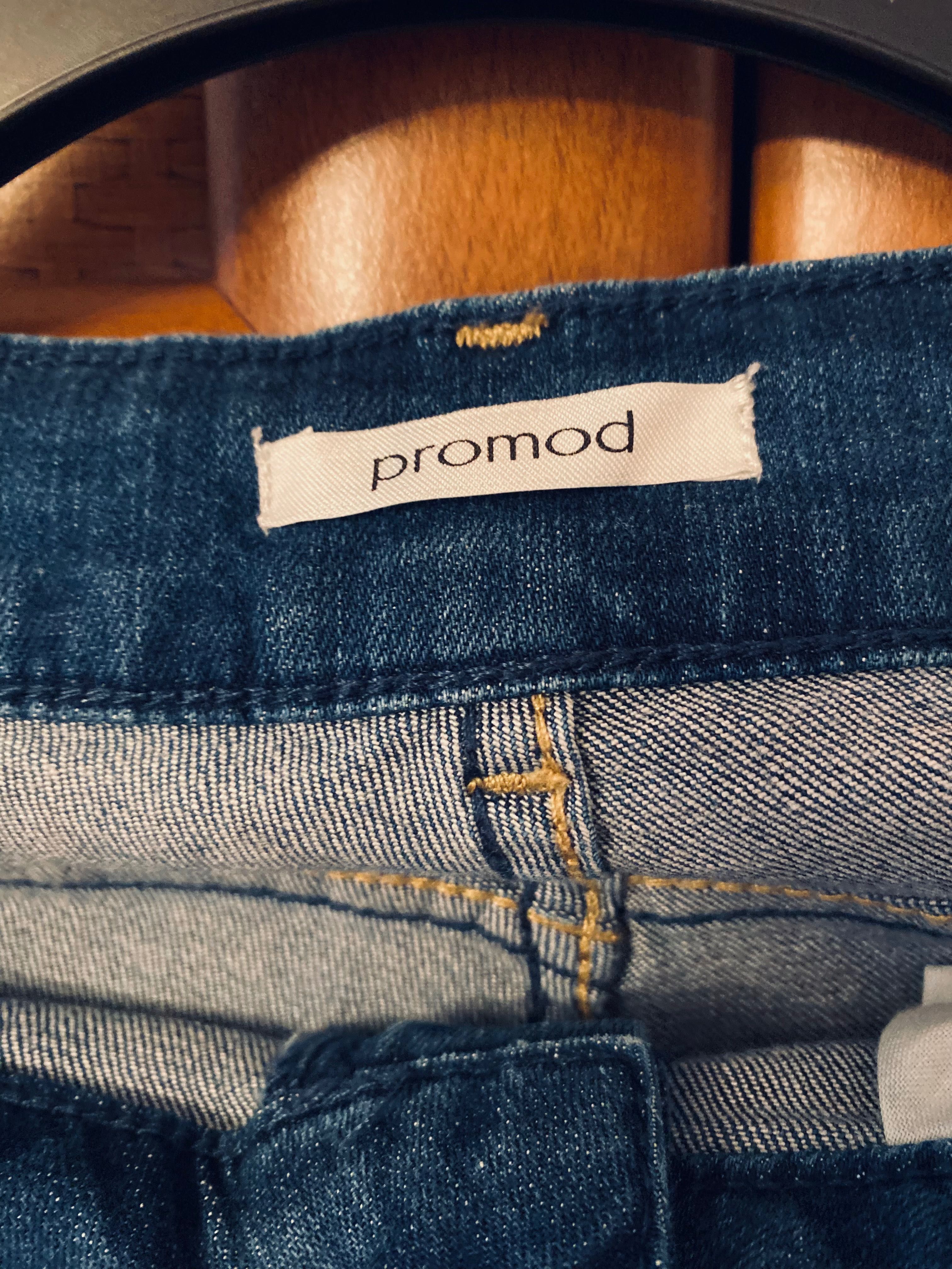 Niebieskie jeansowe spodnie Promod