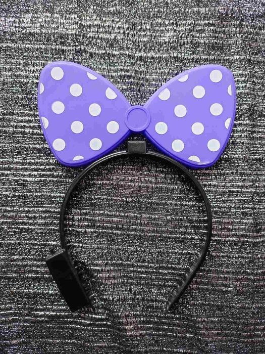 Обруч із фіолетовим бантом, який сяє у темряві