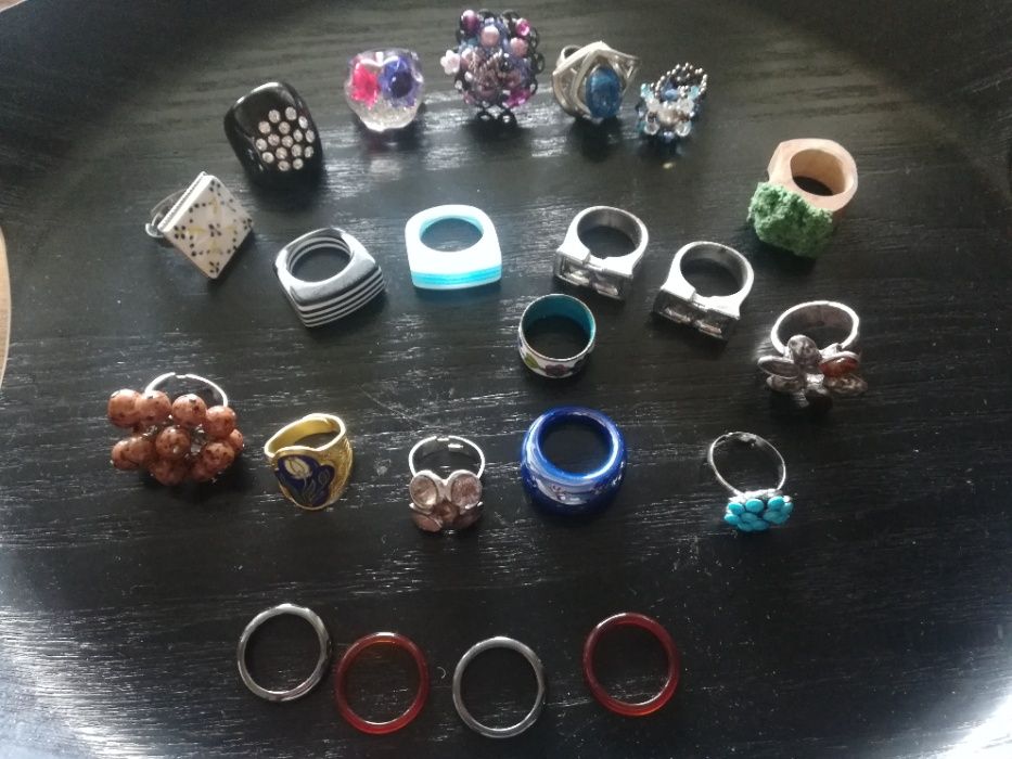 Anéis baratos e brincos novos e usados