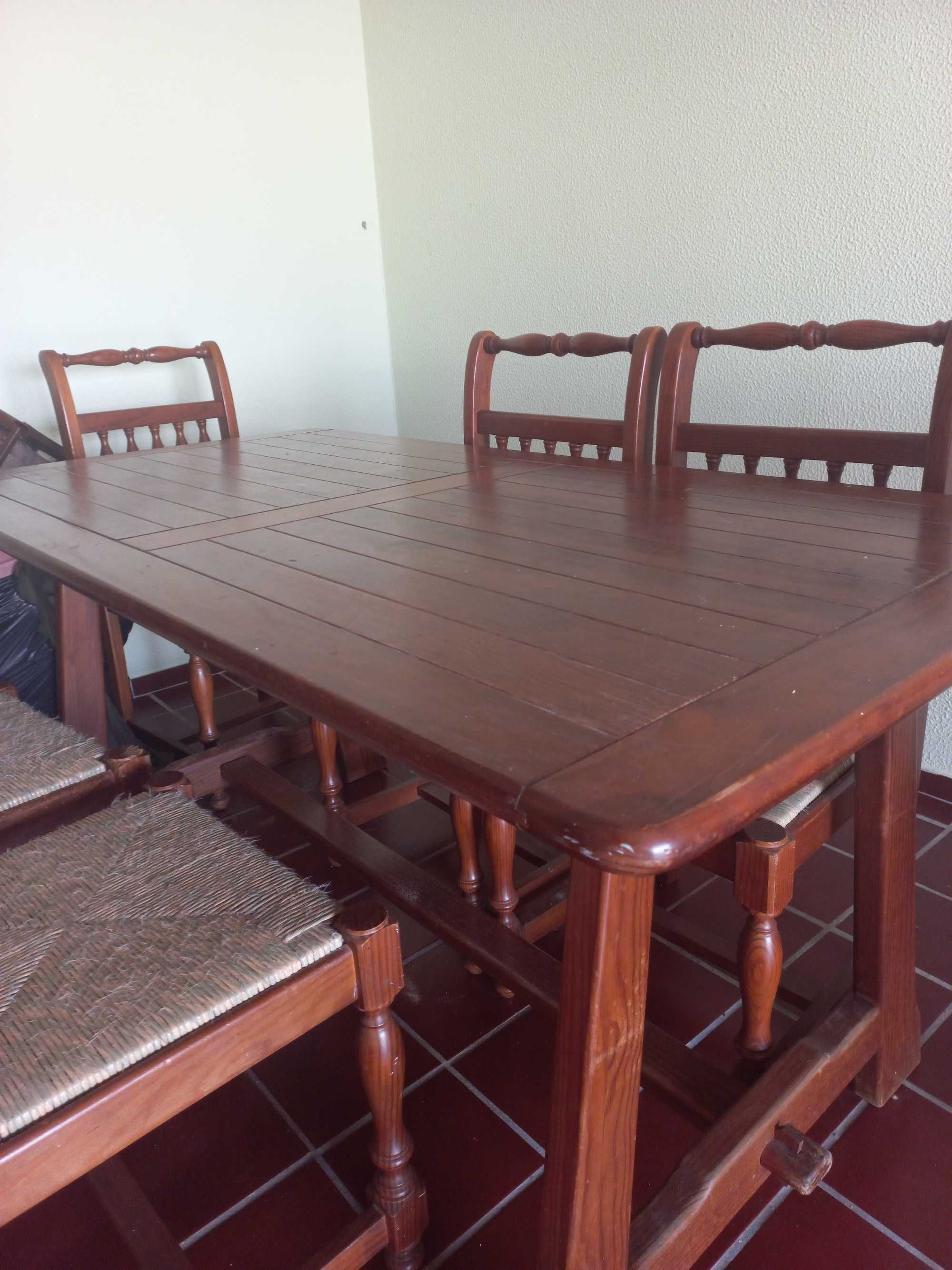 Conjunto de mesa de refeições e 5 cadeiras