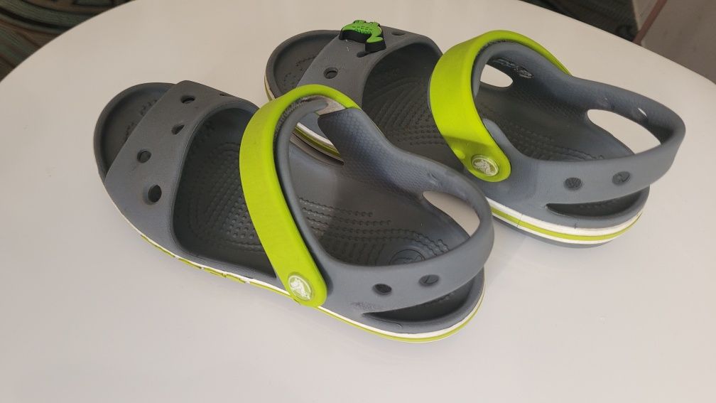 Crocs sandały C12 + pin przypinka dinozaur