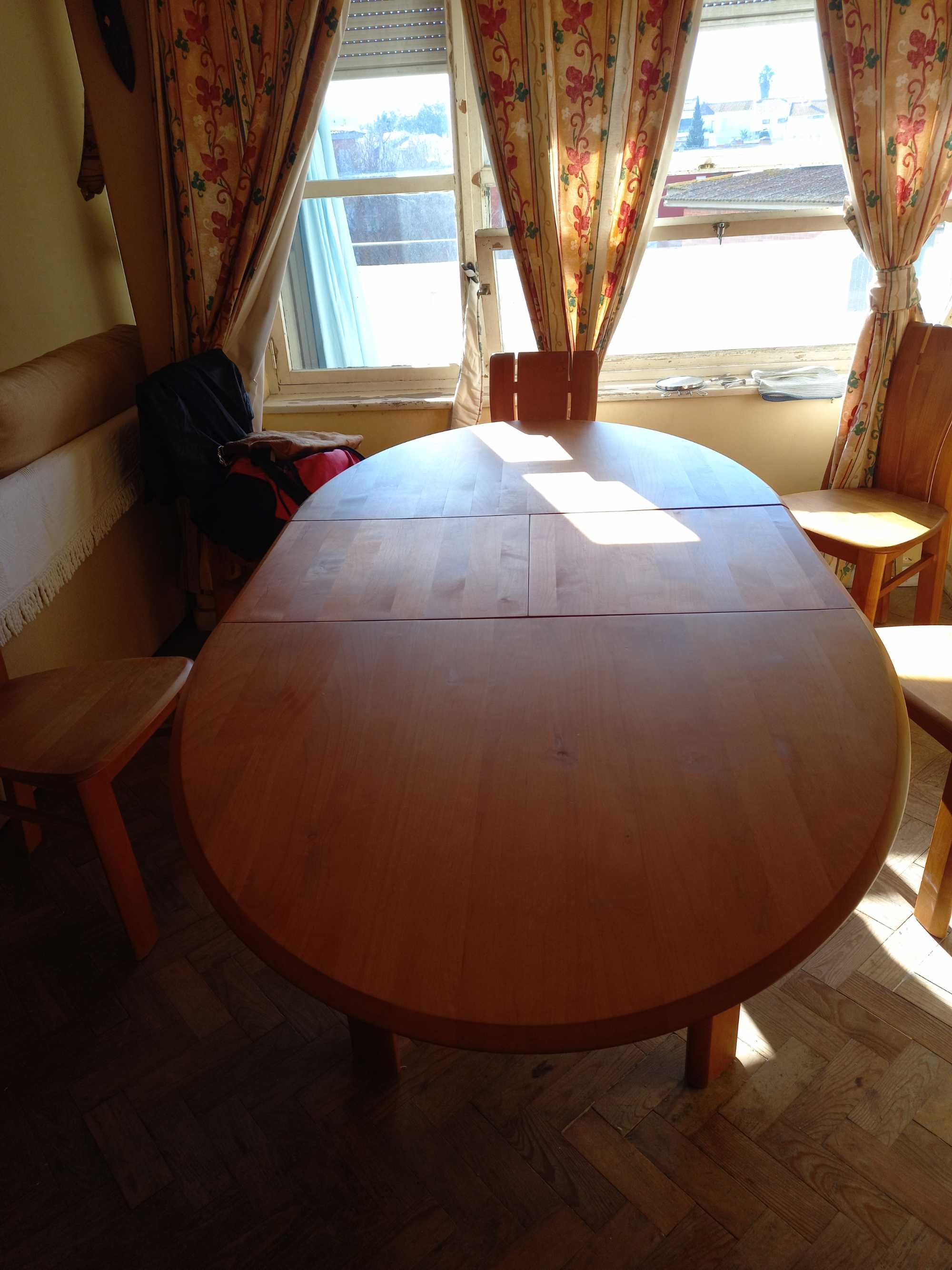 Mesa de jantar extensível + 6 cadeiras