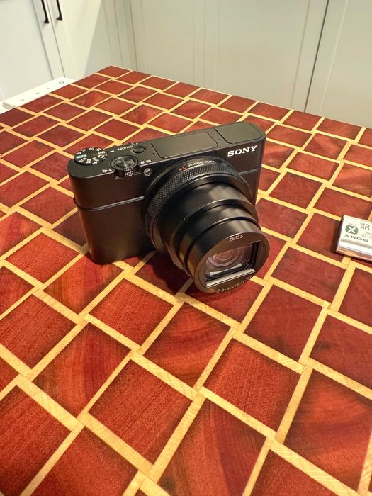 Sony RX100 m7 – 3 akumulatory + ładowarka, rzadko używany