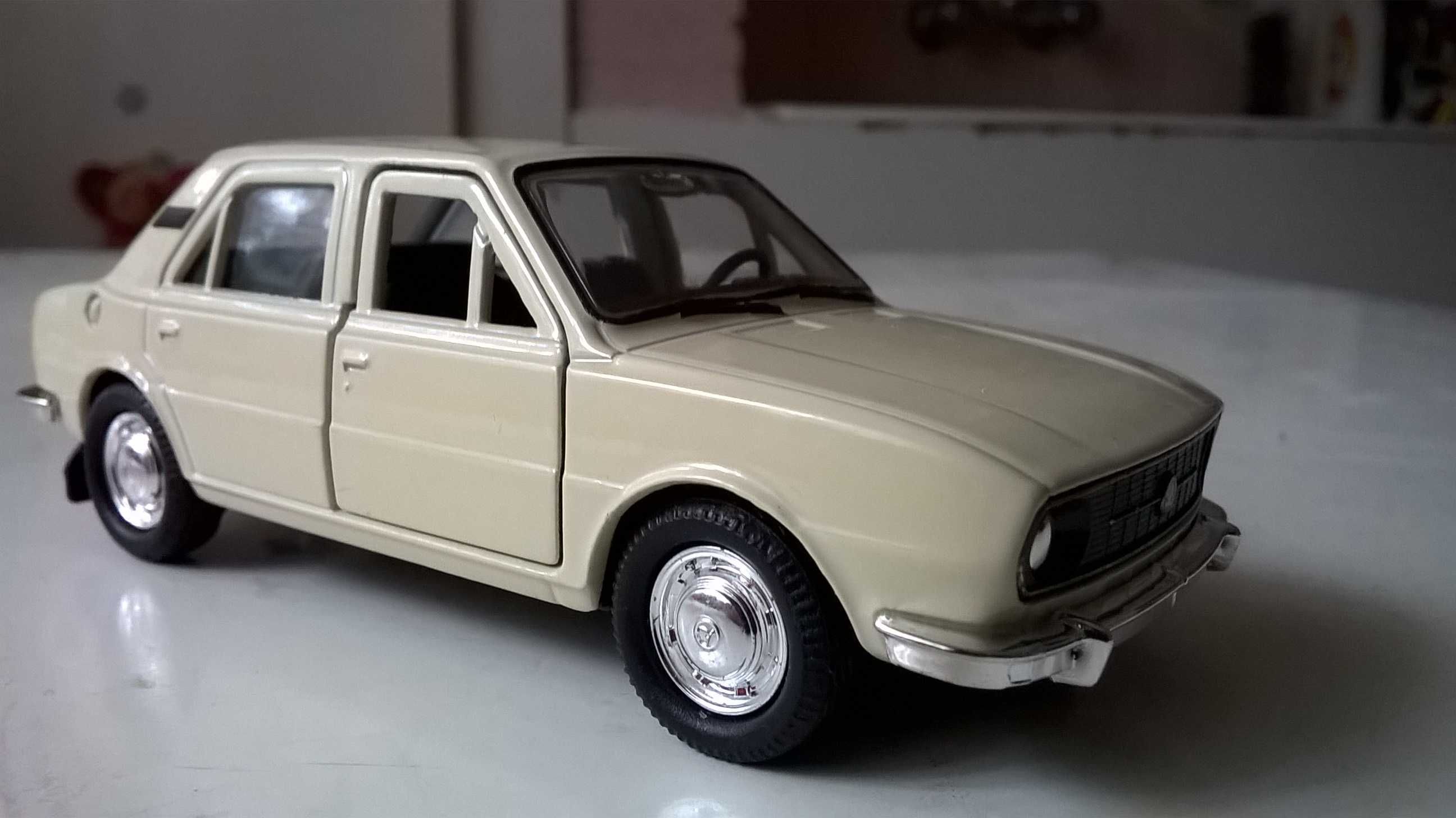 SKODA 105 L - model w wersji sedan; skala 1:43; metalowo-plastikowy