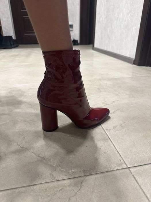 Лаковані червоні черевики на підборах Zara