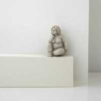 Figurka betonowa Kobieta siedząca 213509