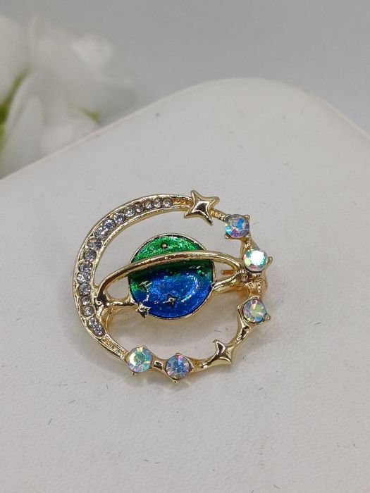 Ozdobna broszka kula ziemska