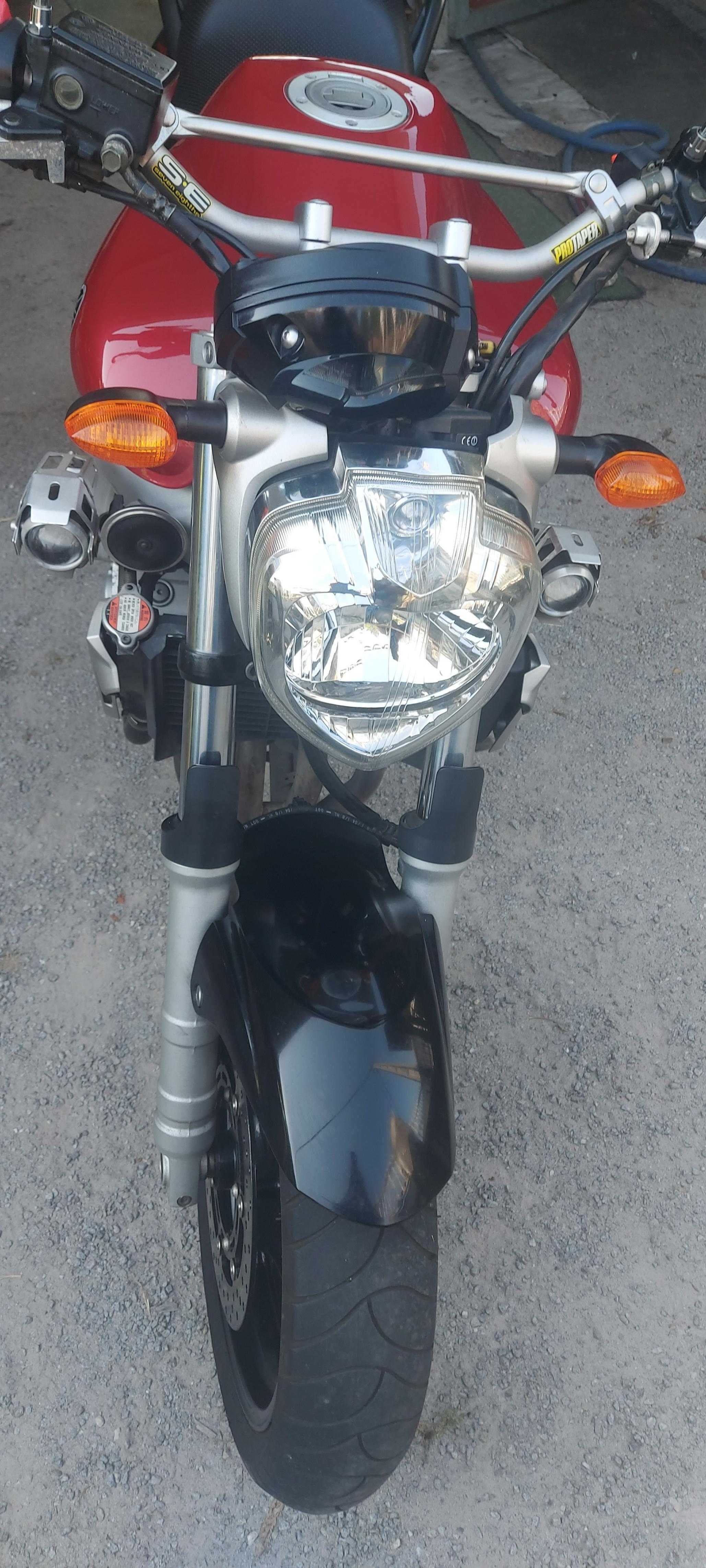 Vendo Motociclo  YAMAHA FZS 600 em excelente estado.