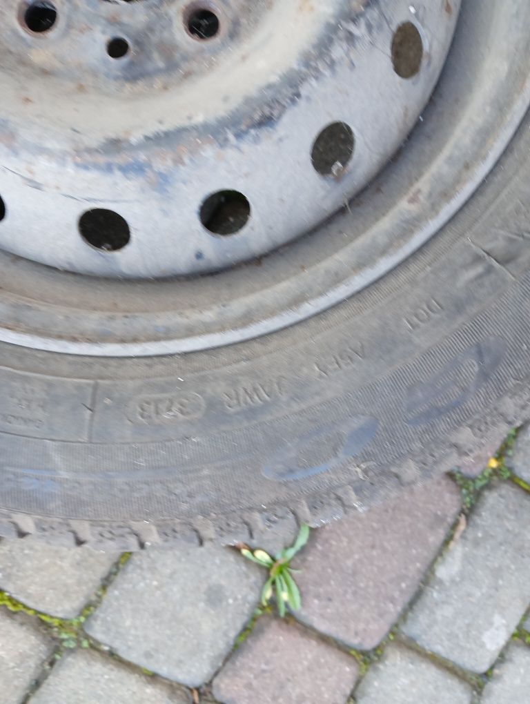 Opona z felgą w stanie dobrym