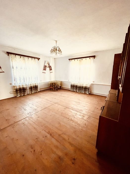 Продам будинок + господарські будівлі (на подвірї є криниця)