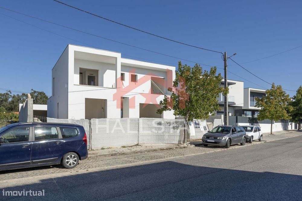 Moradia T4 em Construção / Piscina / Marrazes