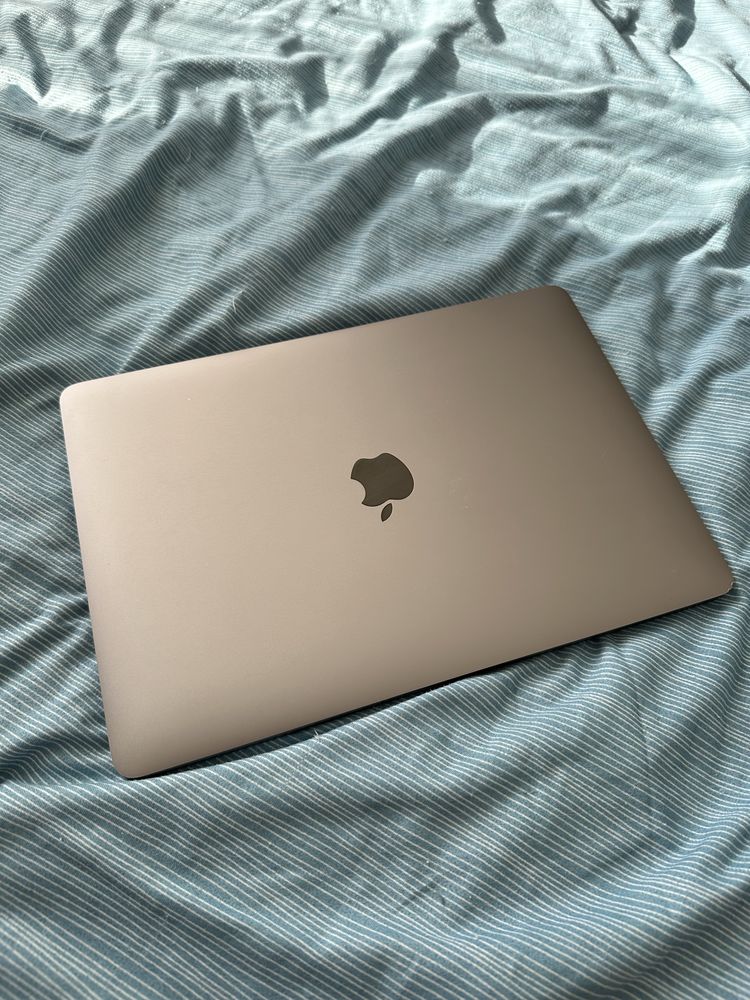 Macbook Pro 13 2019 8/128 gb