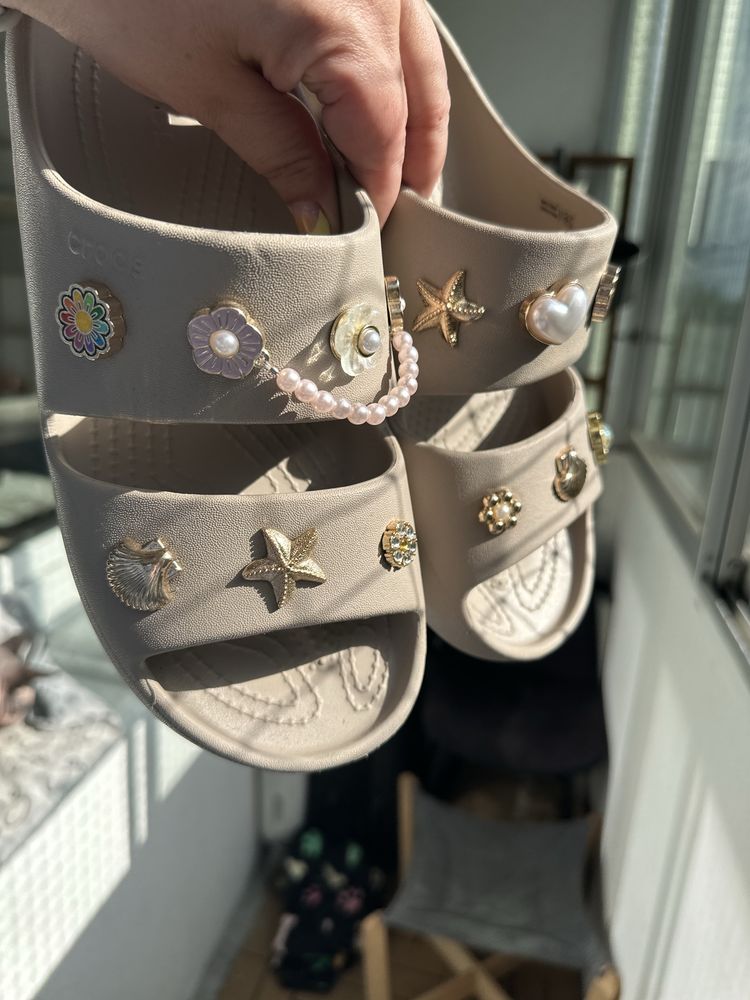 Crocs baya platform beżowe beż przypinki przypinka r. 39