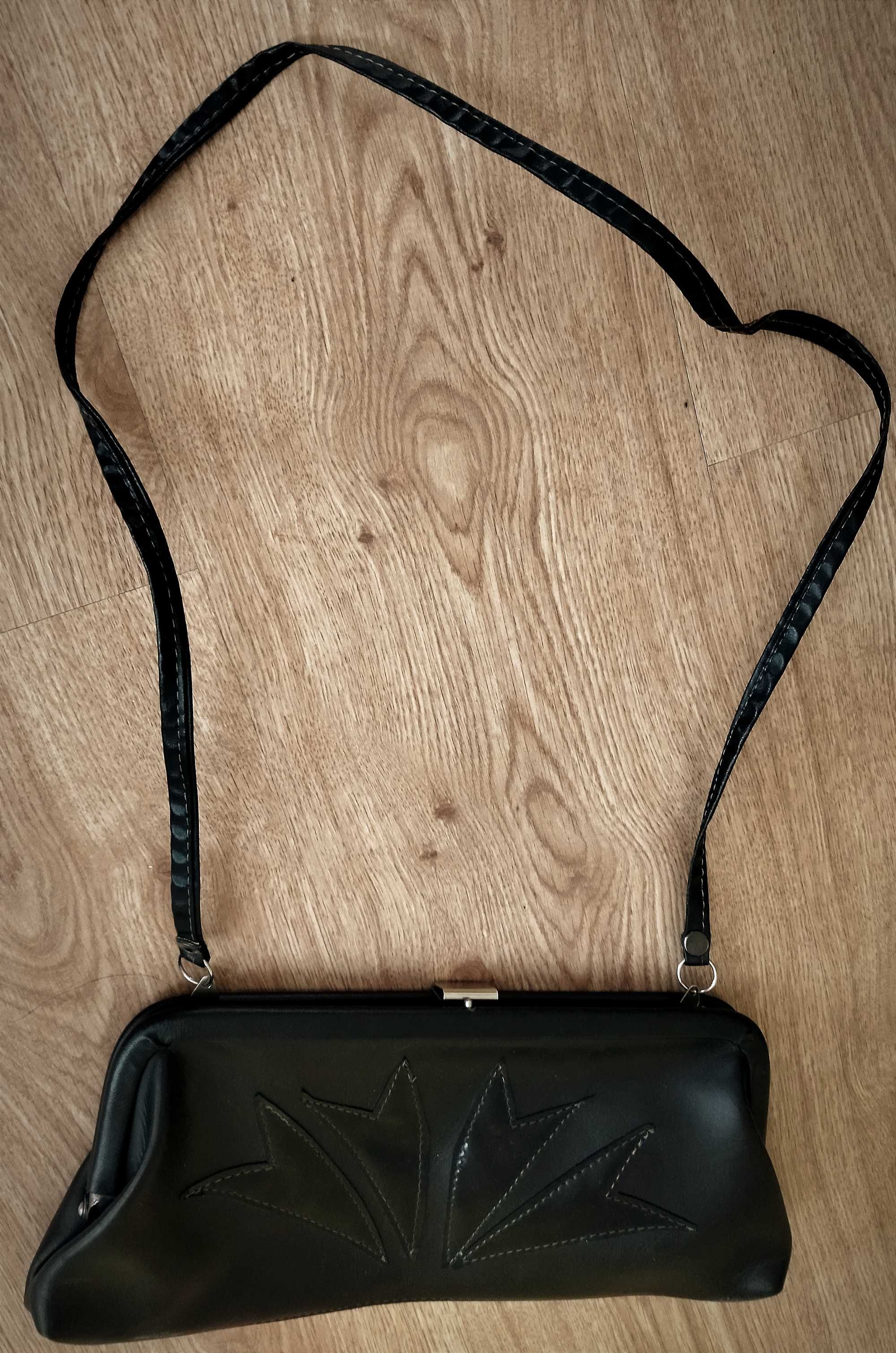 Czarna torebka damska kopertówka z aplikacją na pasku