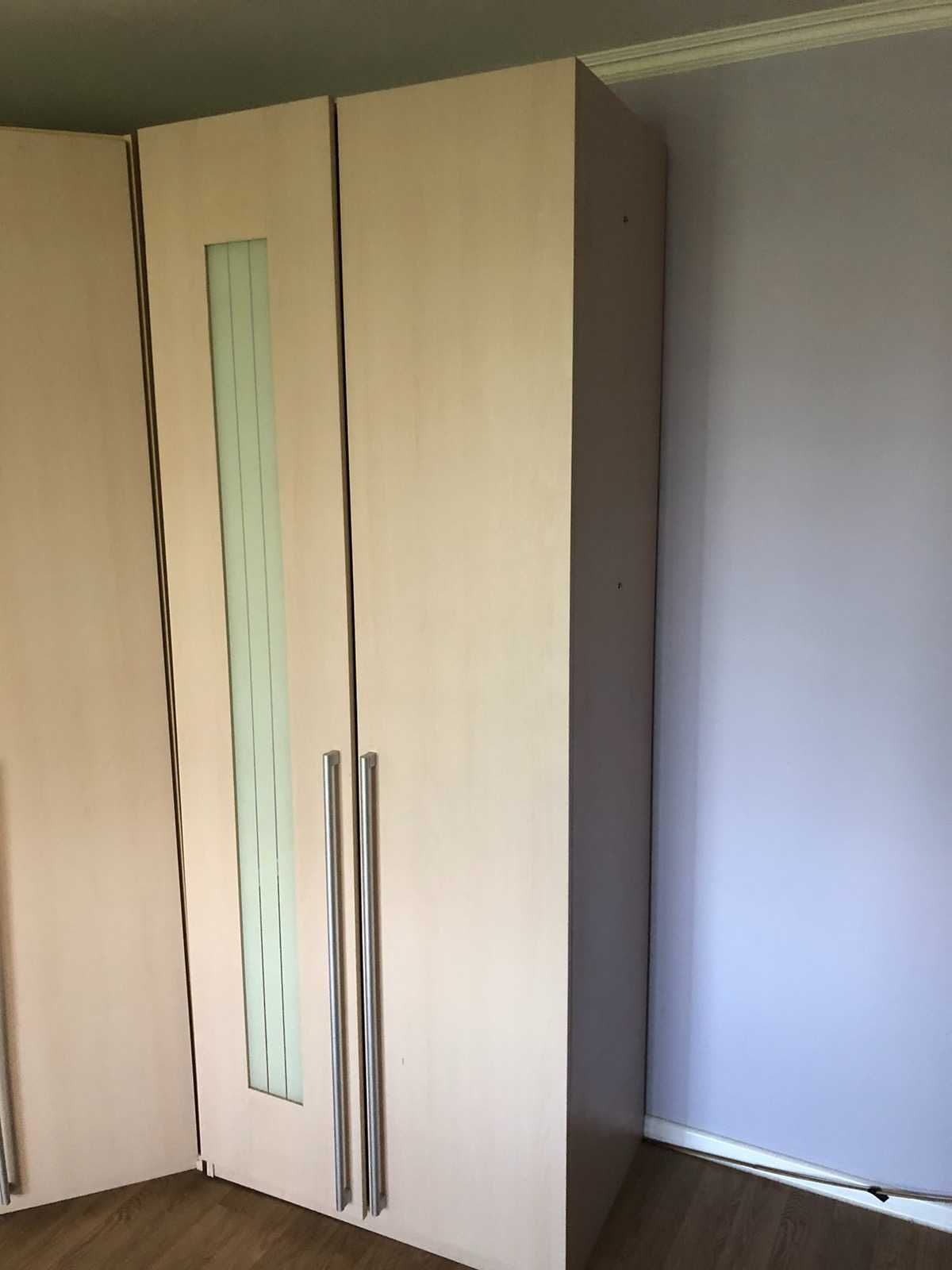 Продам 2 шкафа молочного кольору
