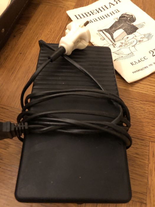 Продається швейна машинка у чемодані