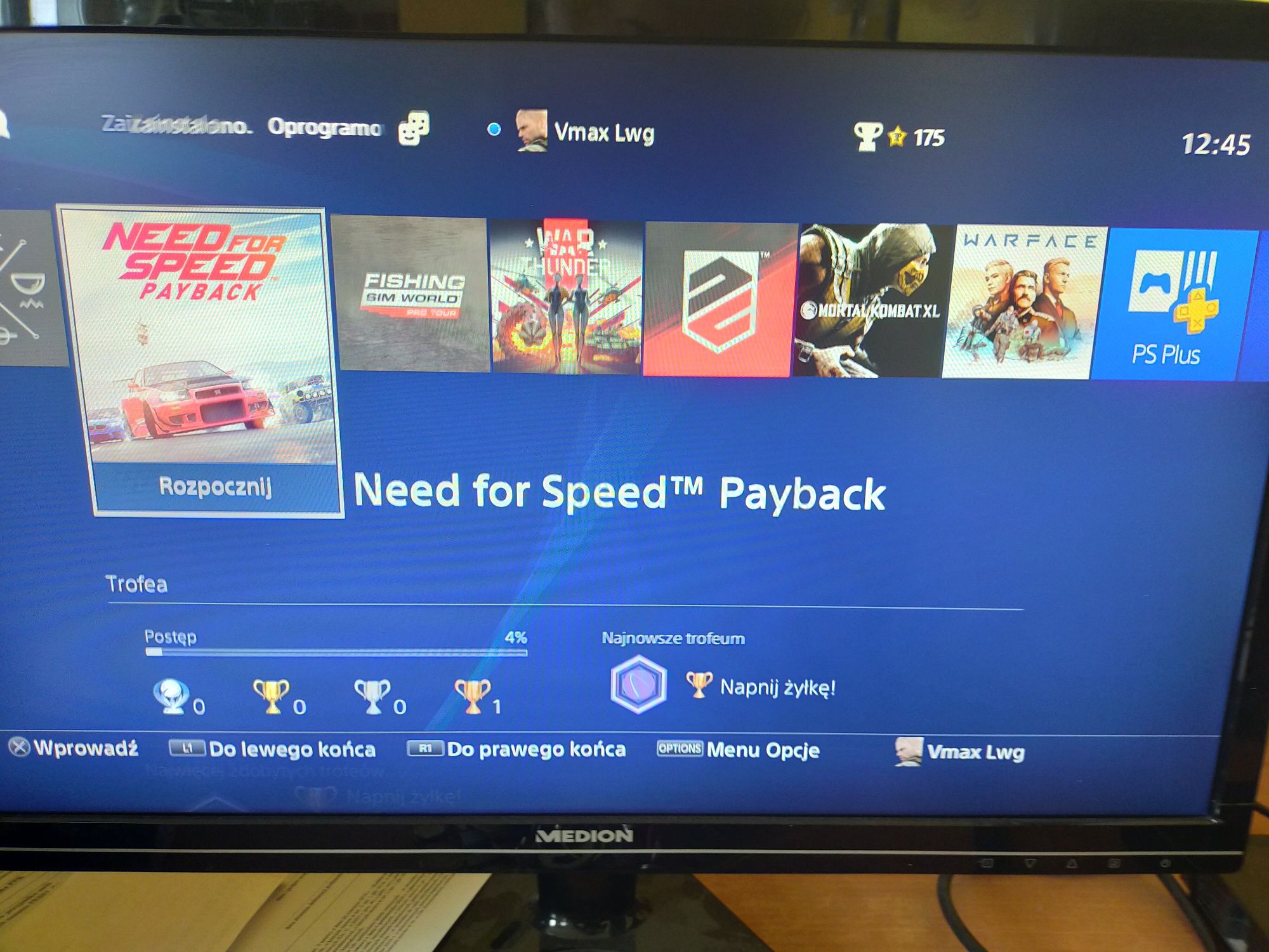 Konsola PS4 1 TB +2 pady + gry
