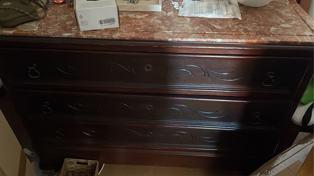 Cómoda antiga em madeira e mármore