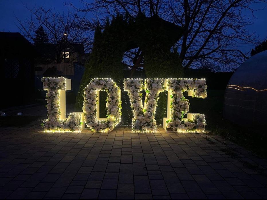 Napis LOVE na wesele