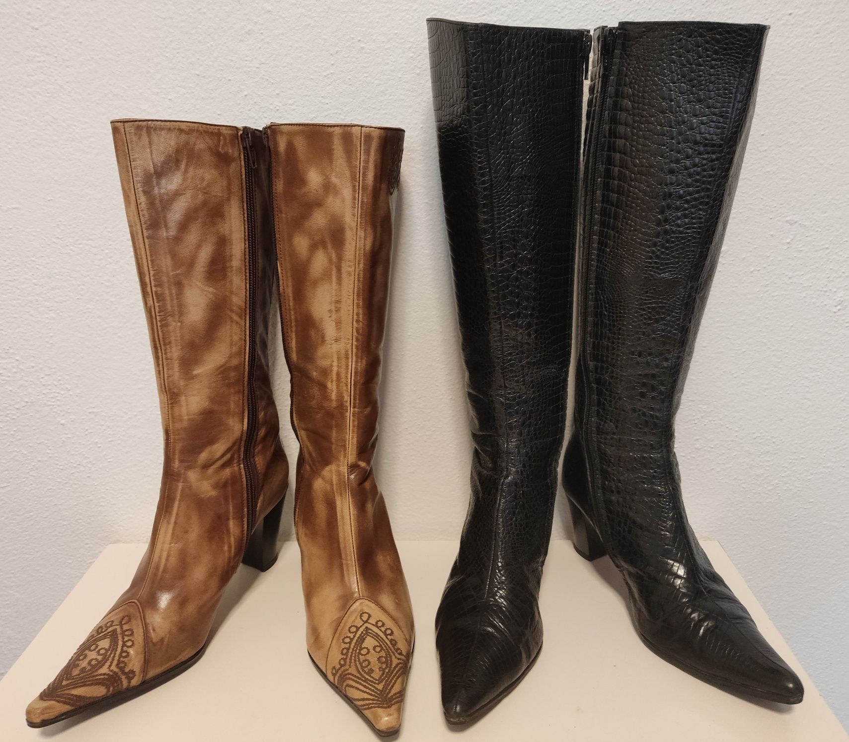 Dois pares de Botas femininas em pele