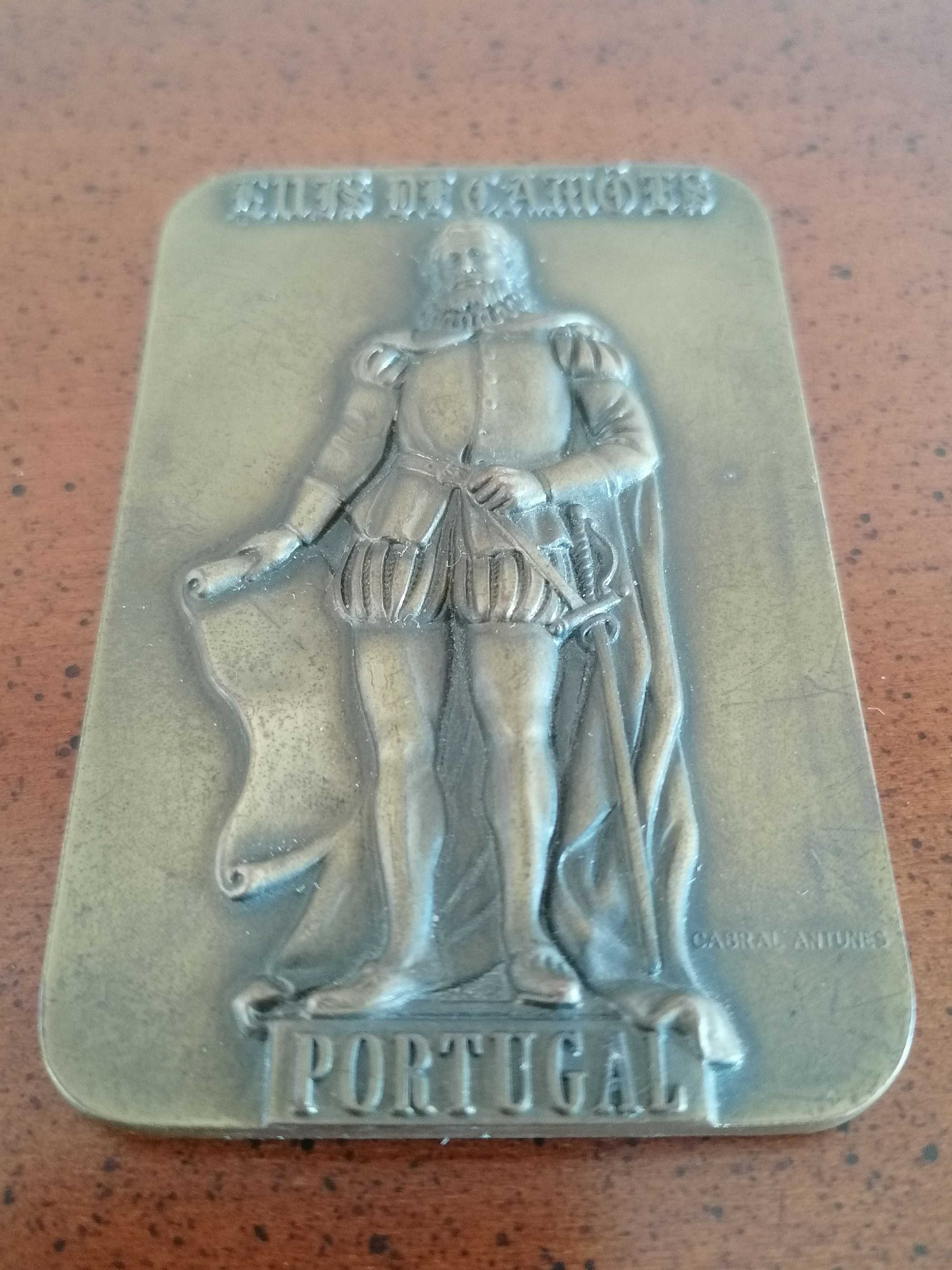 Medalha Alusiva ao Poeta Luís de Camões, da autoria de Cabral Antunes