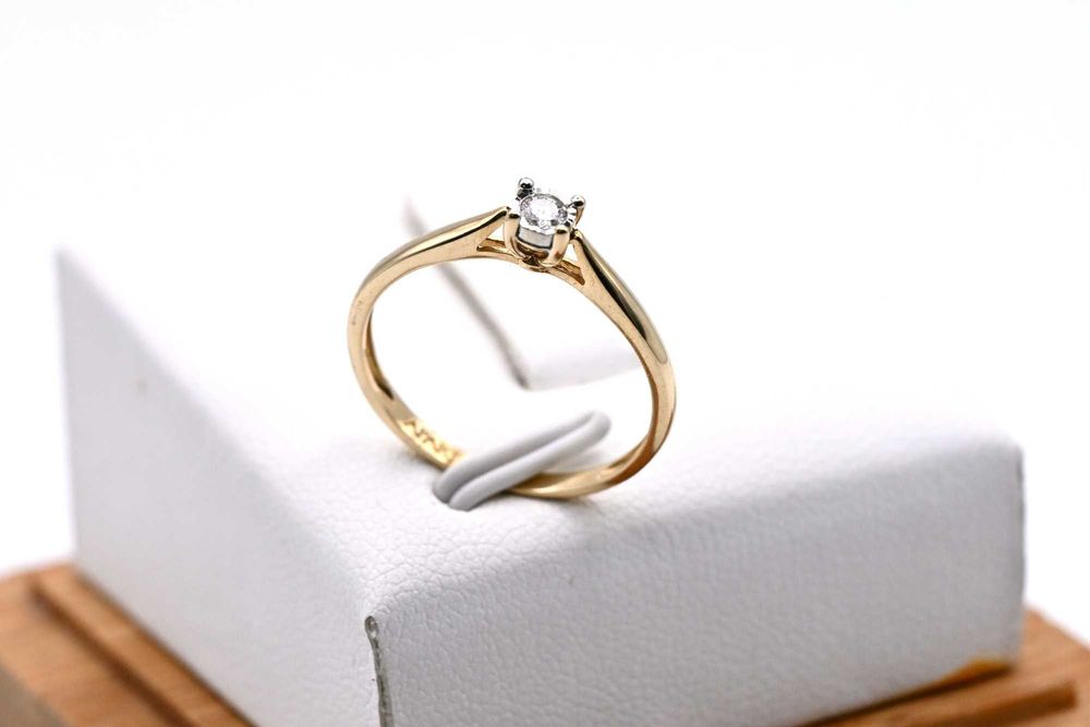 Klasyczny zaręczynowy pierścionek ze złota 585 brylant 0,06ct Apart