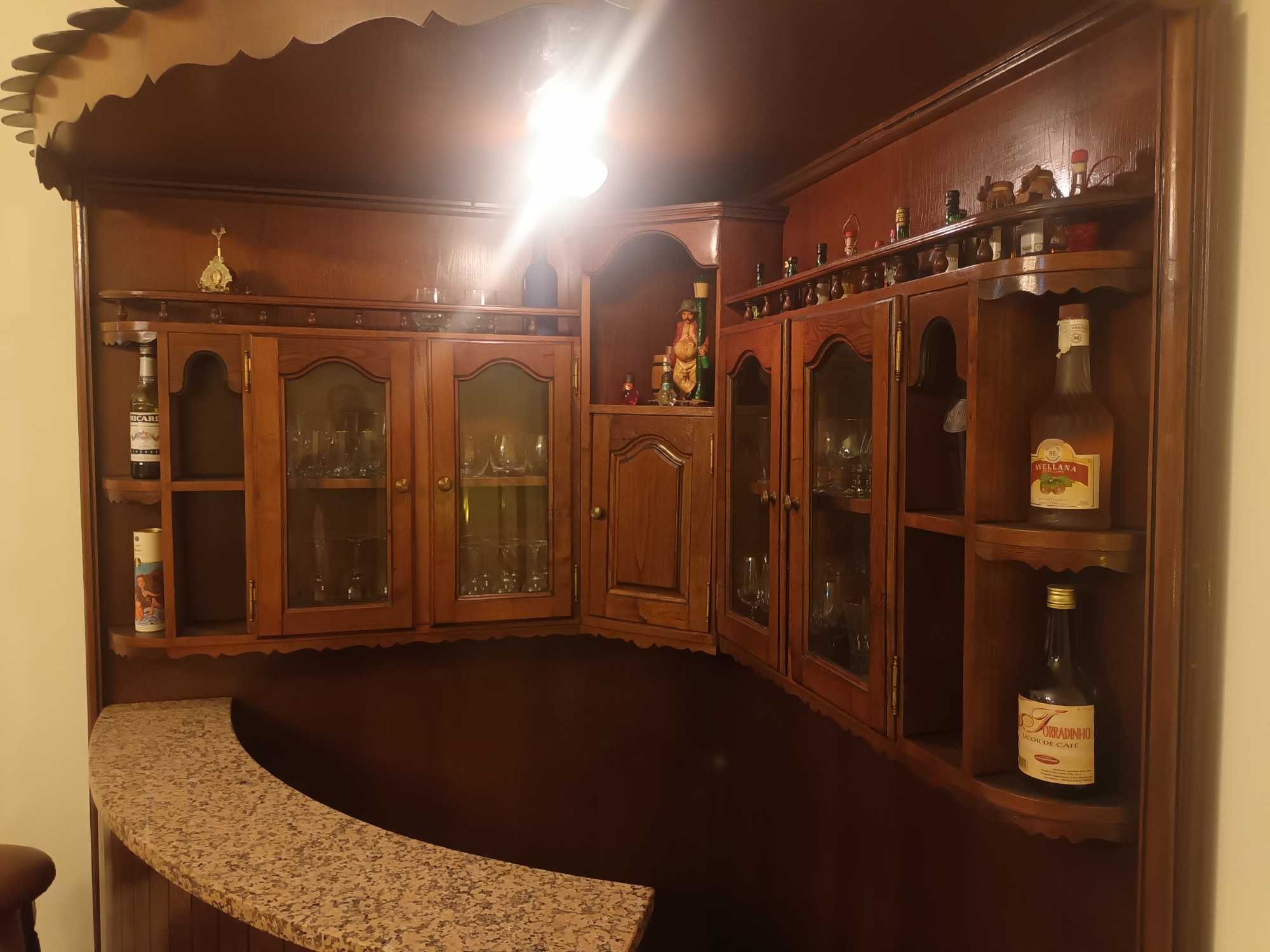 Bar em madeira com bancos