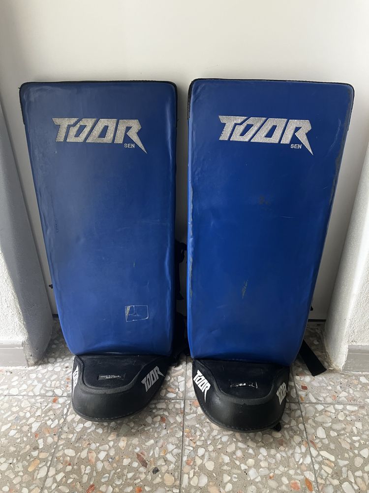 Vendo diverso material guarda redes de hoquei patins