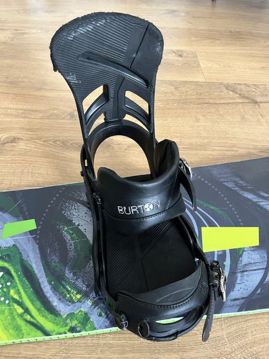 Deska snowboardowa GNU Carbon Credit Asym 153 cm, wiązania Burton