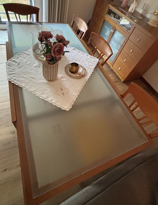 Conjunto de móvel aparador, louceiro, mesa de jantar e mesa de centro