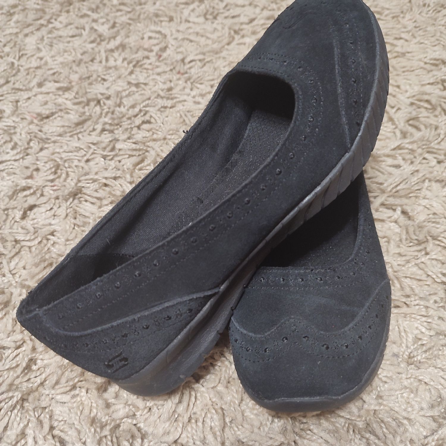 Sketchers 37.5р.  ..