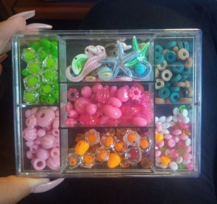 Caixa com missangas para colares ou pulseiras para crianças