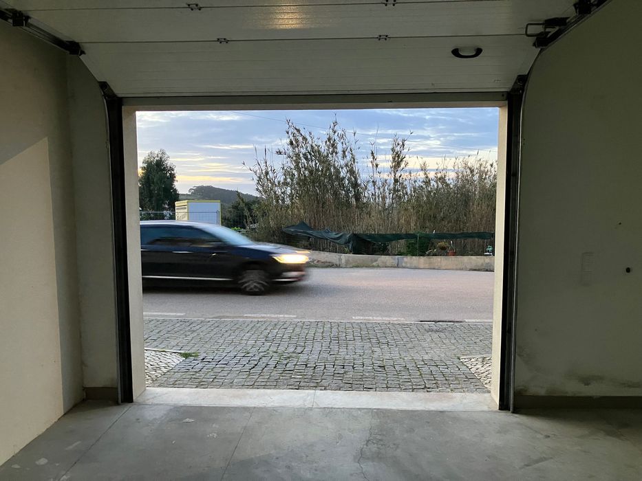 Portão de garagem com motor elétrico