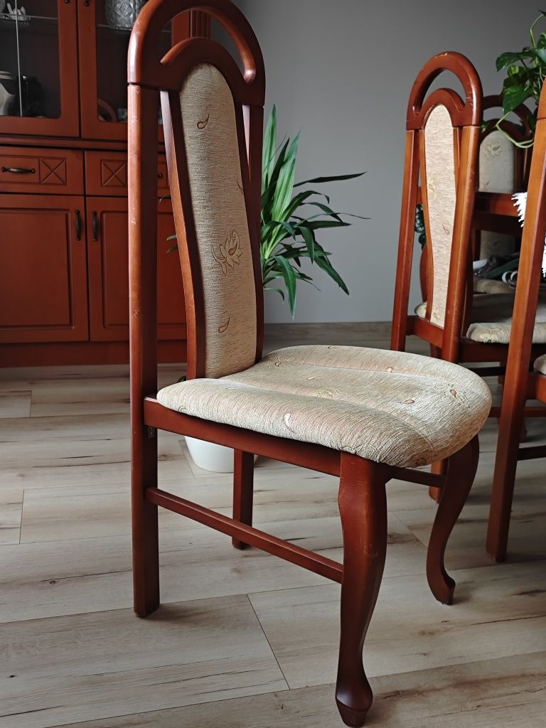 Meble do salonu wraz ze stołem i krzesłami