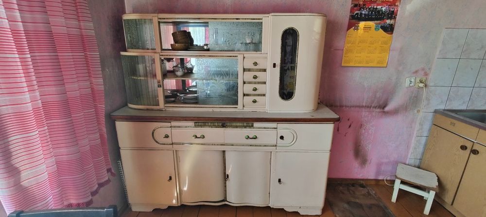 Stary zestaw kuchennych mebli z PRL