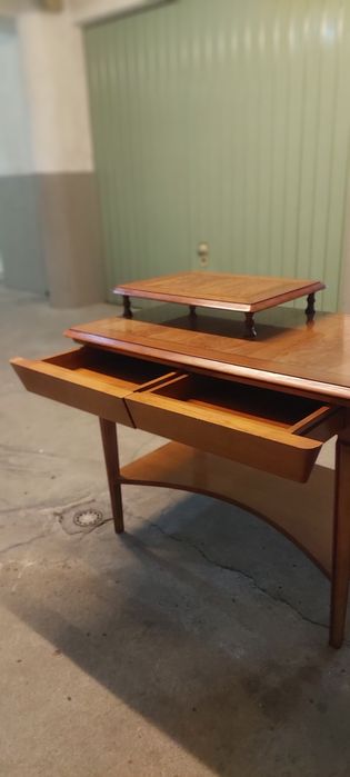 Secretária em madeira de cerejeira com gavetas