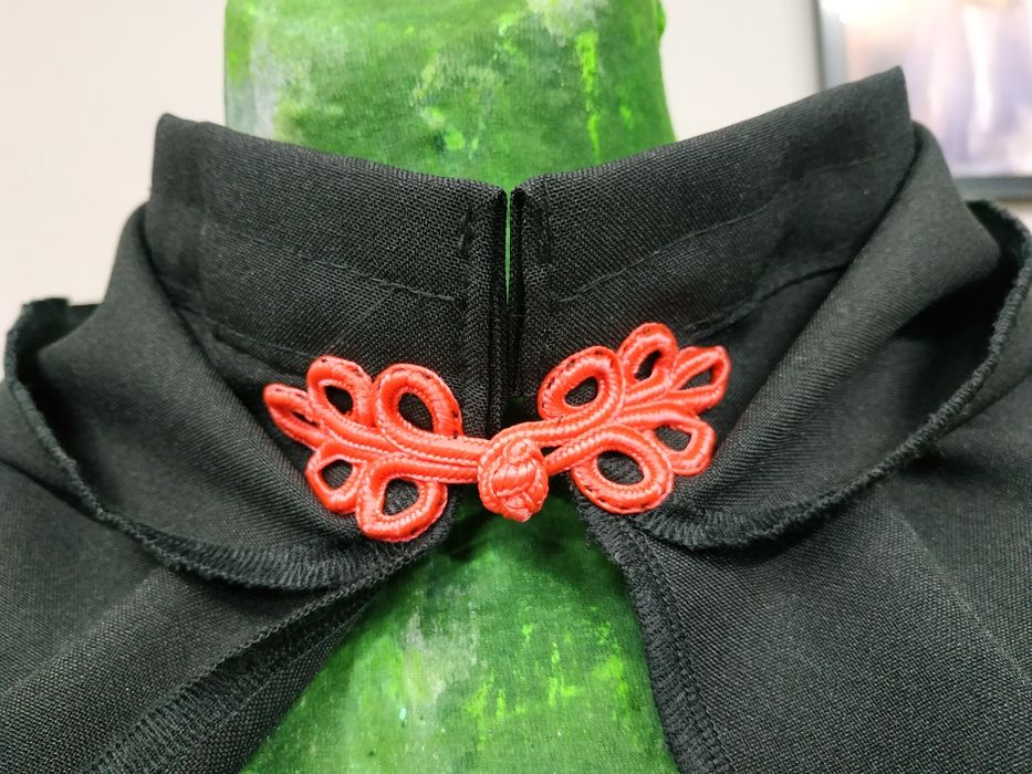 Czarna peleryna z kapturem