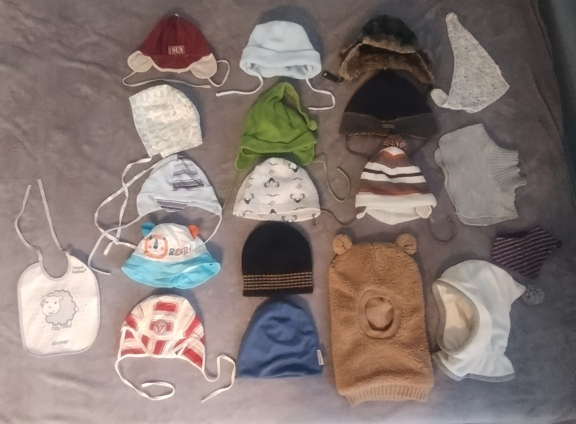 Ubrania dla niemowlęcia r. 68 (50 szt.) oraz czapeczki dla niemowlęcia