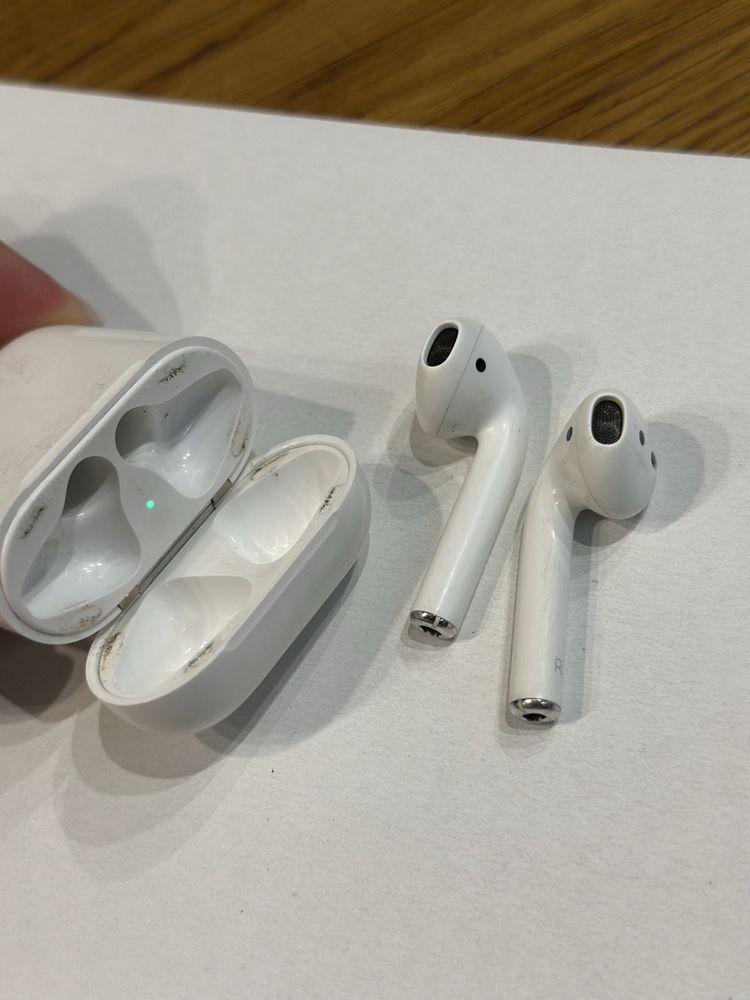 Airpods 2 with chargiing case 2031 2032