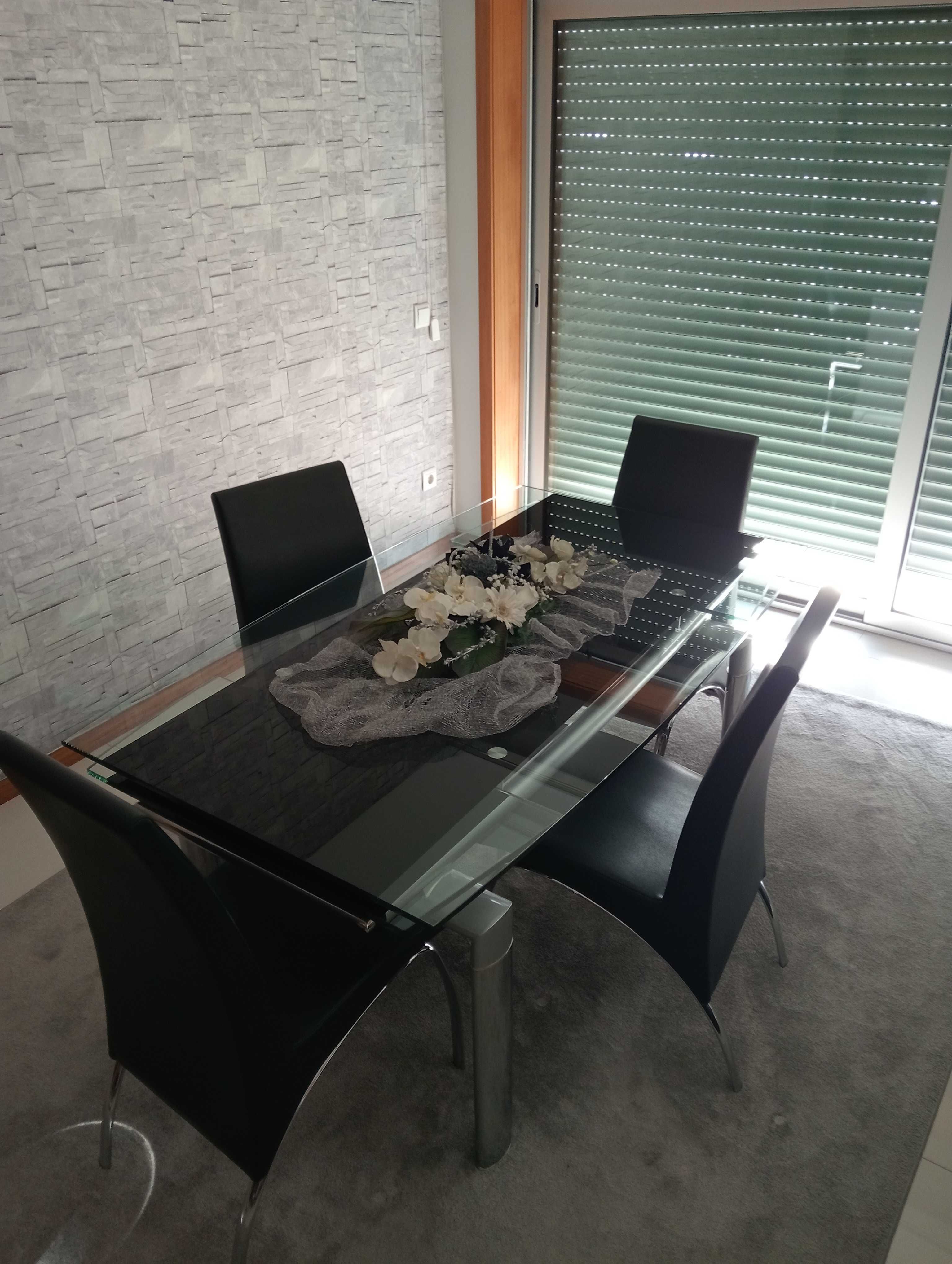 Mesa extensível com 4 cadeiras