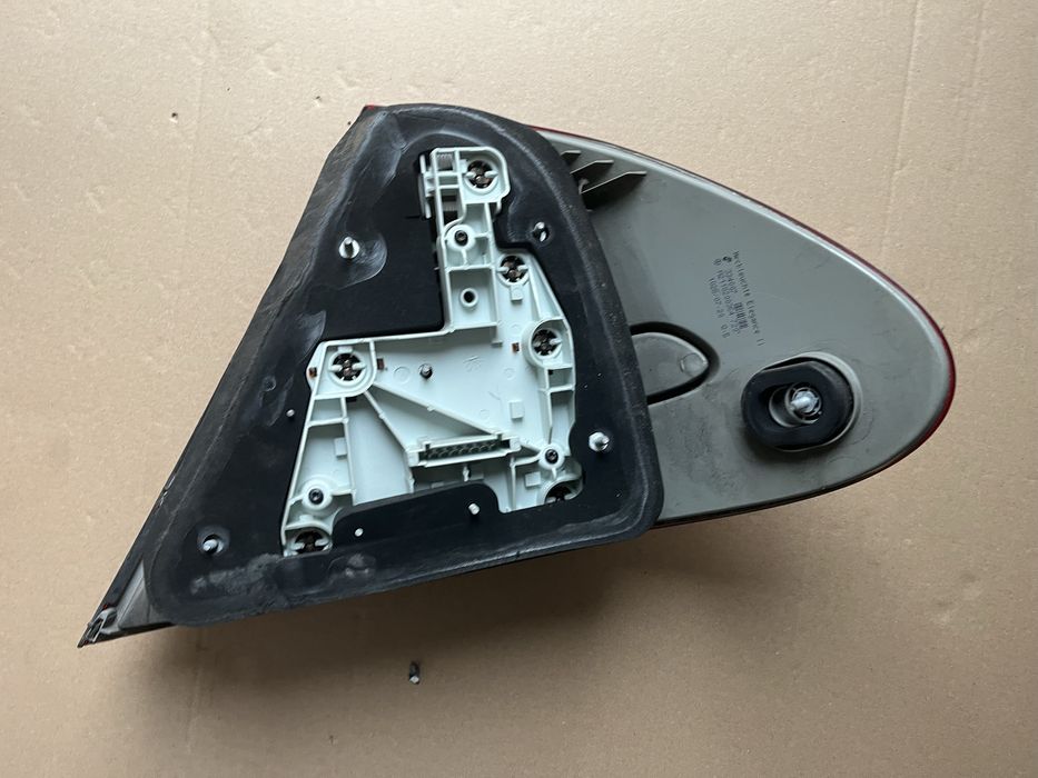 W211  E klasa Mercedes sedan Lampa Lewy tył Elegance