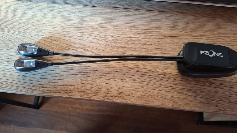 LUZ para iluminar 7estante musica