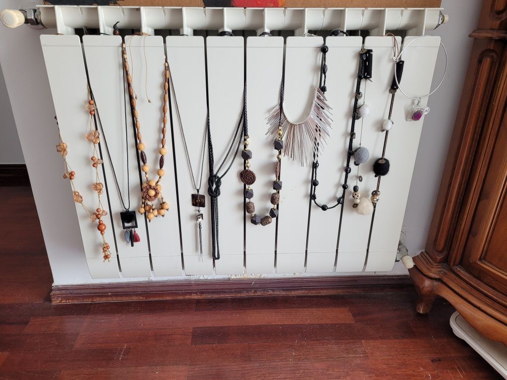 Colares variados com pedras