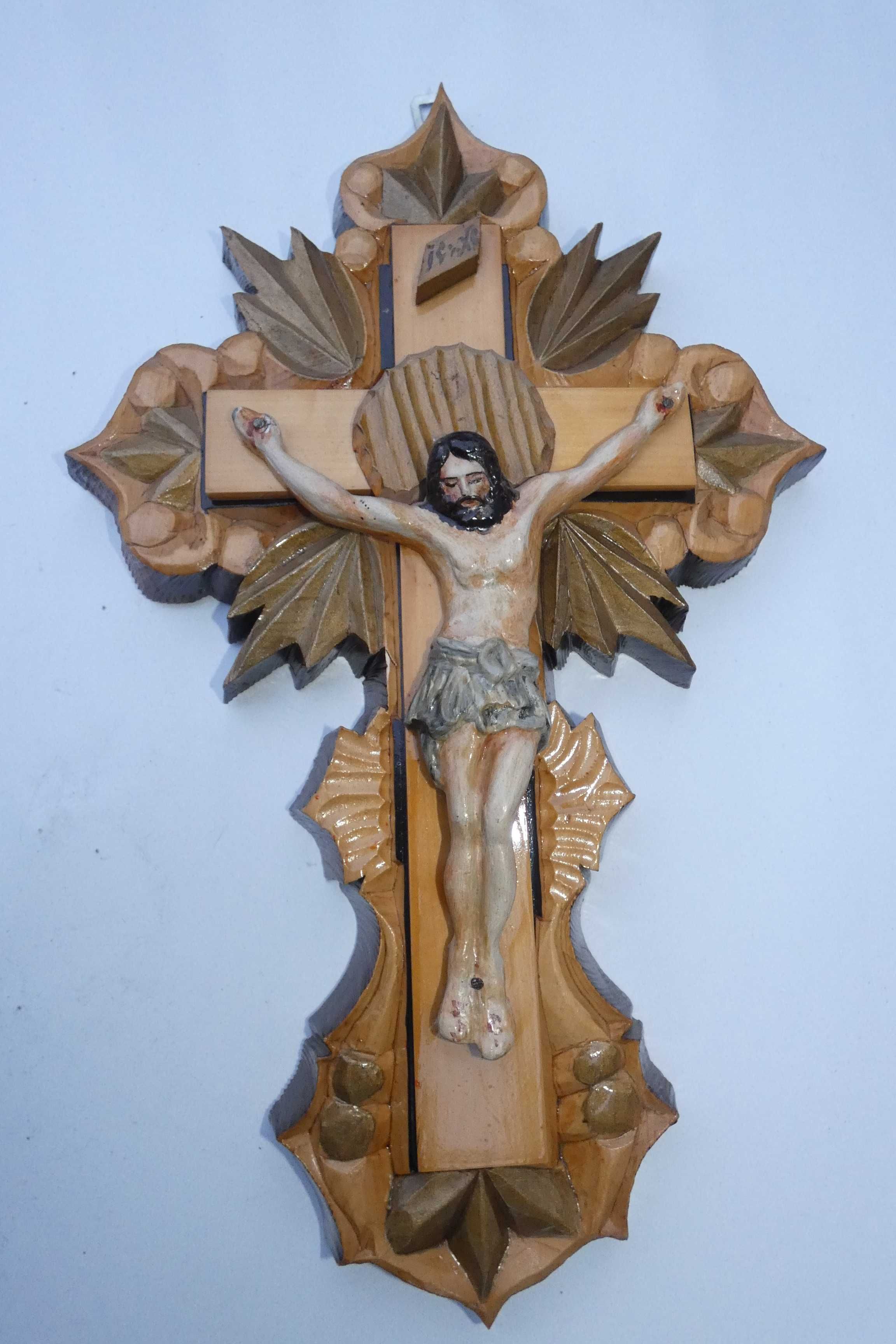 Piękny duży drewniany krzyż na ścianę
