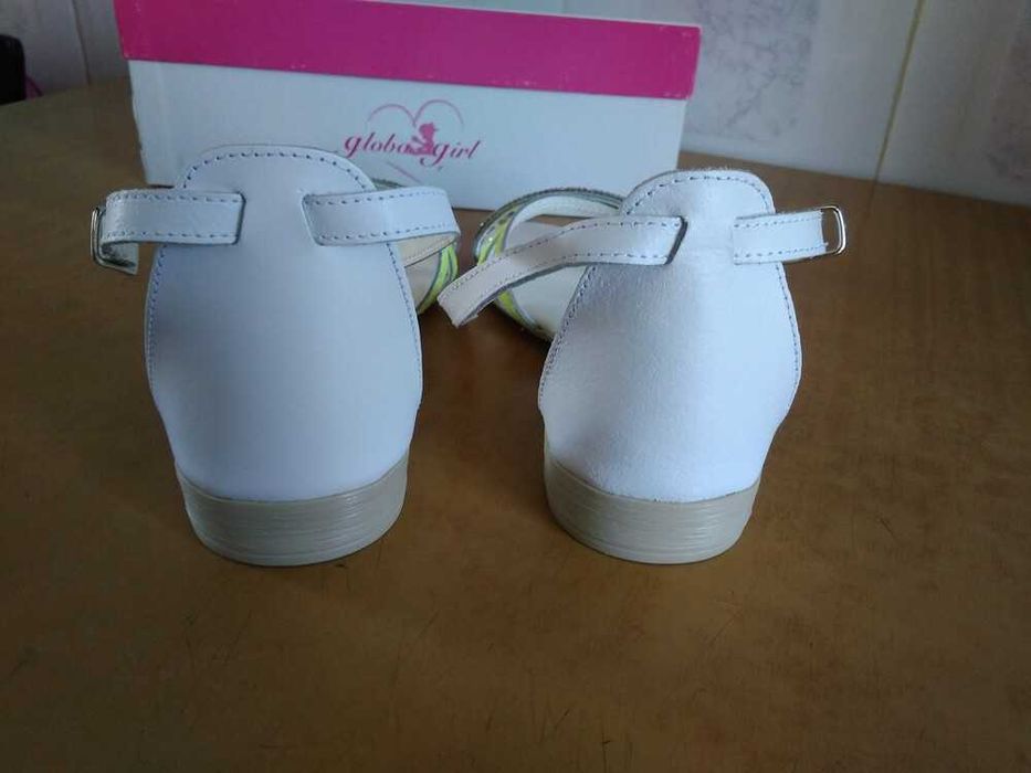 Босоніжки на дівчинку нові р.32