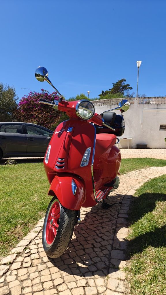 Vespa Primavera Red 125
